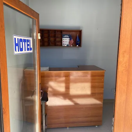 Bar Tirana 酒店